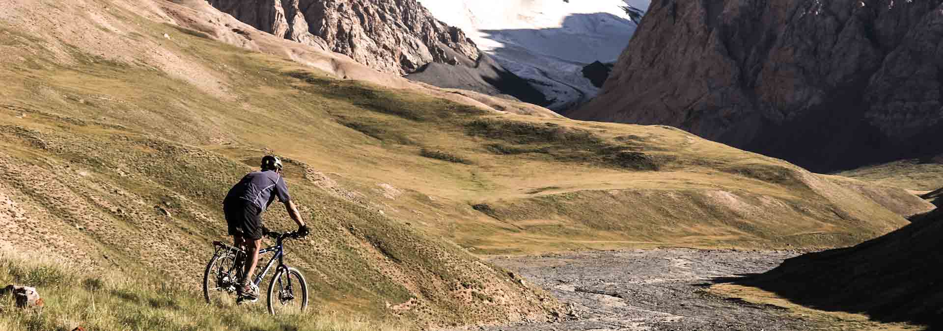 mann-auf-einem-atb-faehrt-durch-eine-ruhige-berglandschaft