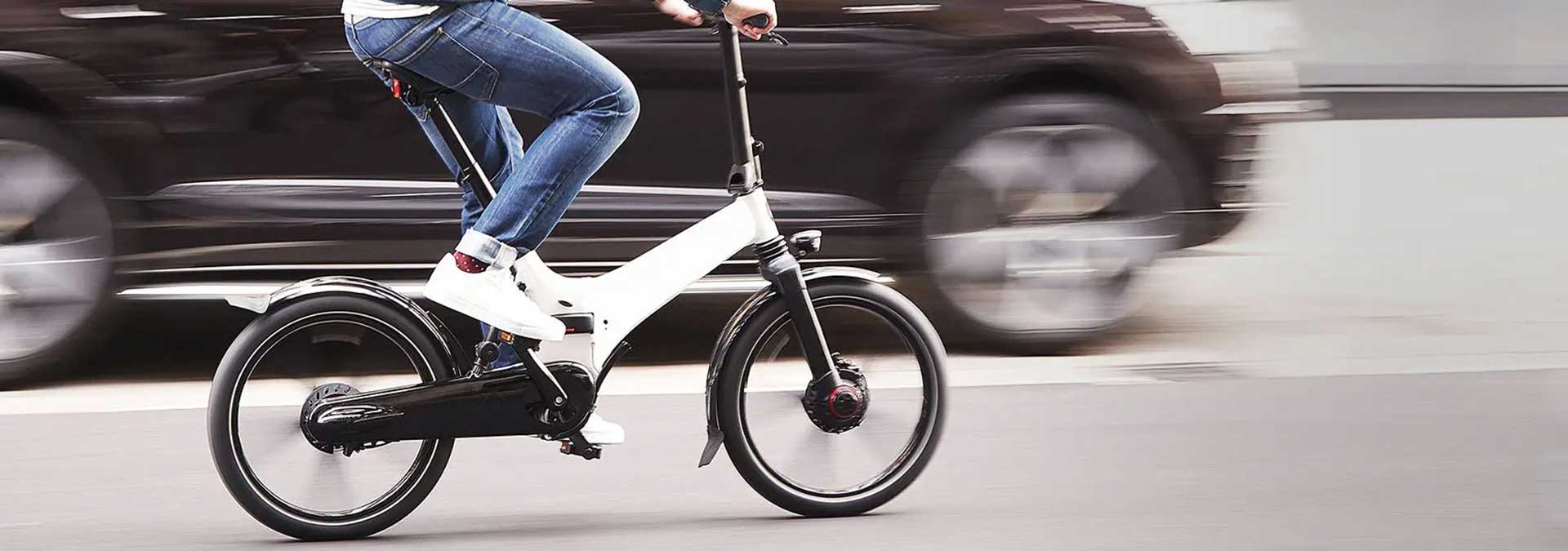 mann-faehrt-auf-einem-e-flatrad-durch-die-strassen
